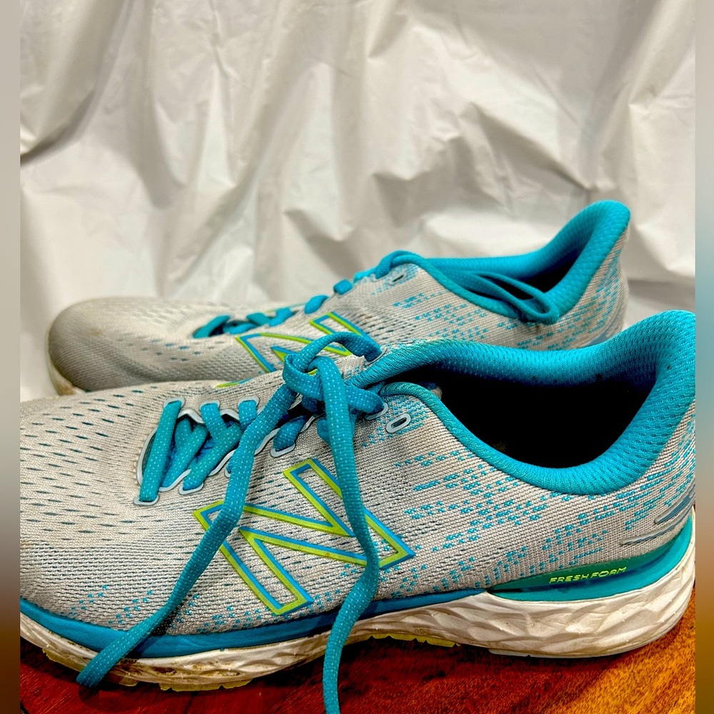 New Balance Women's Fresh Foam 880v11 Sneaker Blue Size 8.5